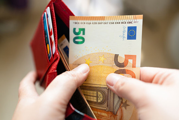 Wymaganie od konsumenta poniesienia nieuzasadnionych kosztów związanych z pożyczką innych niż odsetki może stanowić nieuczciwy warunek